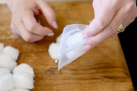 Ranh tay 5 phut lam ngay tui thom cho quan ao luu huong ca nam troi - Anh 11
