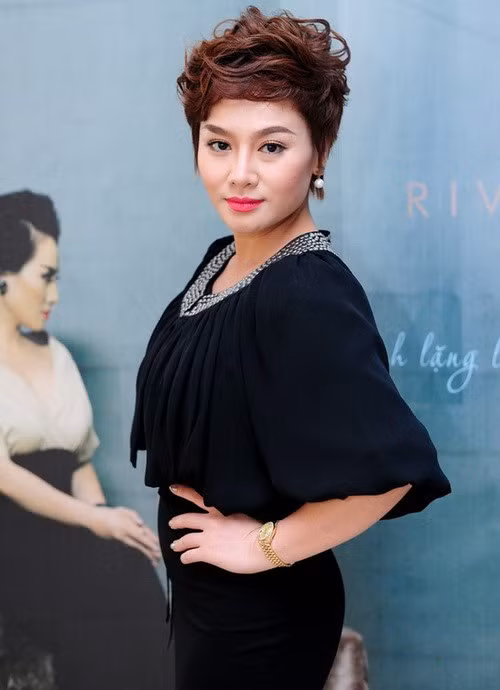 Không chỉ trẻ đẹp hơn, Thu Phượng cũng tích cực trở lại với showbiz bằng những sản phẩm âm nhạc, bên cạnh việc "hâm nóng" tên tuổi bằng cách tham gia các chương trình truyền hình như X Factor, Gương mặt thân quen nhí. Giọng ca gốc Bắc chia sẻ, cô luôn nỗ lực hết mình để đảm bảo cho hai mẹ con có cuộc sống vui vẻ và thoải mái nhất. Sao nữ Việt đẹp, quyến rũ hơn sau hôn nhân tan vỡ