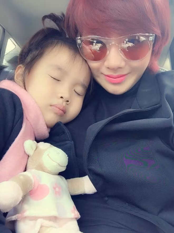 Thu Phượng: Từng được biết đến như Hoa khôi của cuộc thi Sao Mai điểm hẹn 2008, nhưng sau khi kết hôn với Thành Trung, Thu Phượng gần như không xuất hiện trong làng giải trí, lui về ven vén chuyện gia đình. Tuy nhiên, sau 3 năm chung sống, cuộc hôn nhân của 2 người cũng tan vỡ. Thành Trung mới đây đã công bố người yêu mới, còn Thu Phượng vẫn một mình nuôi con gái. Sao nữ Việt đẹp, quyến rũ hơn sau hôn nhân tan vỡ