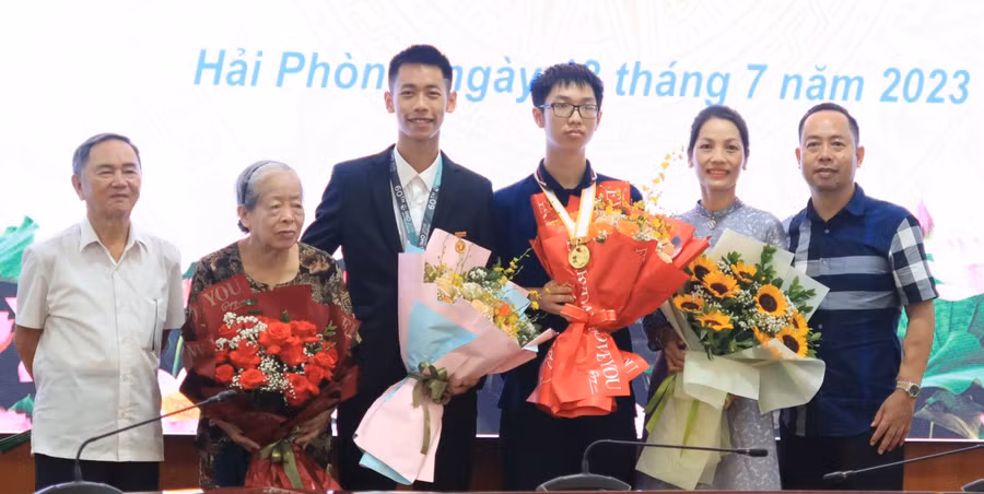 Nguyễn An Thịnh (giữa) đoạt Huy chương Vàng Olympic Toán học quốc tế cùng gia đình trong lễ vinh danh. Nguyễn An Thịnh (giữa) đoạt Huy chương Vàng Olympic Toán học quốc tế cùng gia đình trong lễ vinh danh.