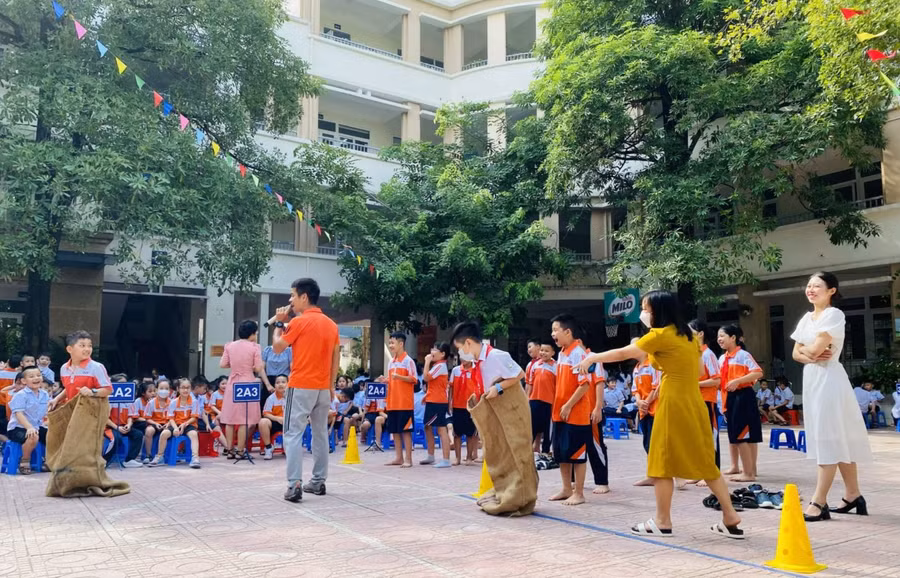 Học sinh Trường Tiểu học Tam Khương hào hứng với các trò chơi dân gian. Ảnh: Việt Cường