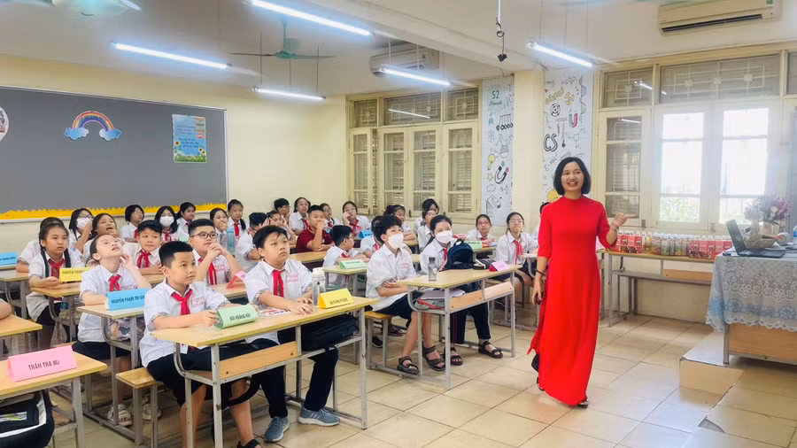 Cùng cô giáo tìm hiểu thông tin về những người bạn mới. Cùng cô giáo tìm hiểu thông tin về những người bạn mới.