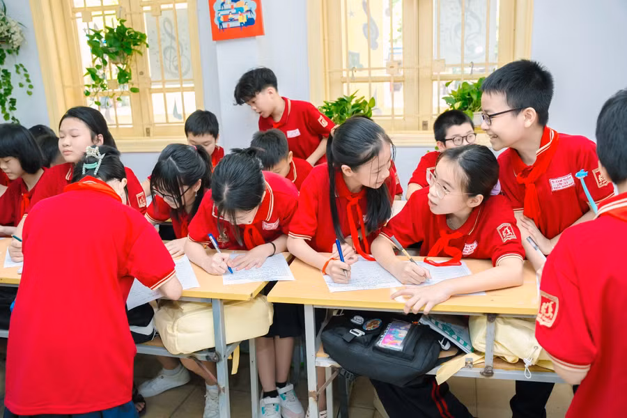Học sinh cùng thảo luận về sự khác biệt giữa học tập ở THCS và Tiểu học. Học sinh cùng thảo luận về sự khác biệt giữa học tập ở THCS và Tiểu học.