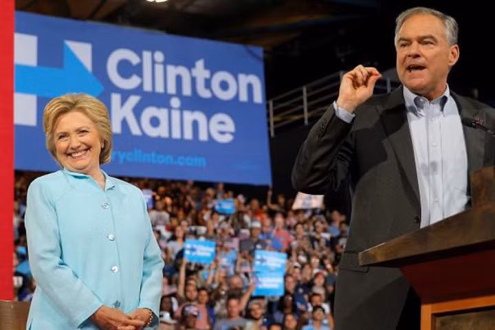 Ông Kaine lên tiếng chỉ trích tỷ phú Donald Trump ngay trong bài phát biểu ra mắt cùng bà Clinton.