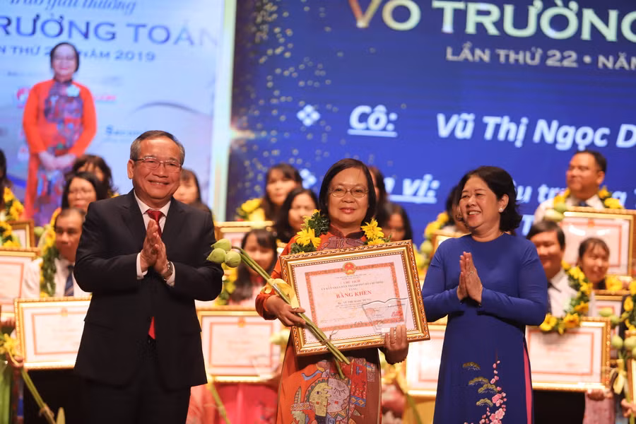 Nhà giáo Vũ Thị Ngọc Dung, Hiệu trưởng Trường THPT Bùi Thị Xuân nhận giải thưởng
