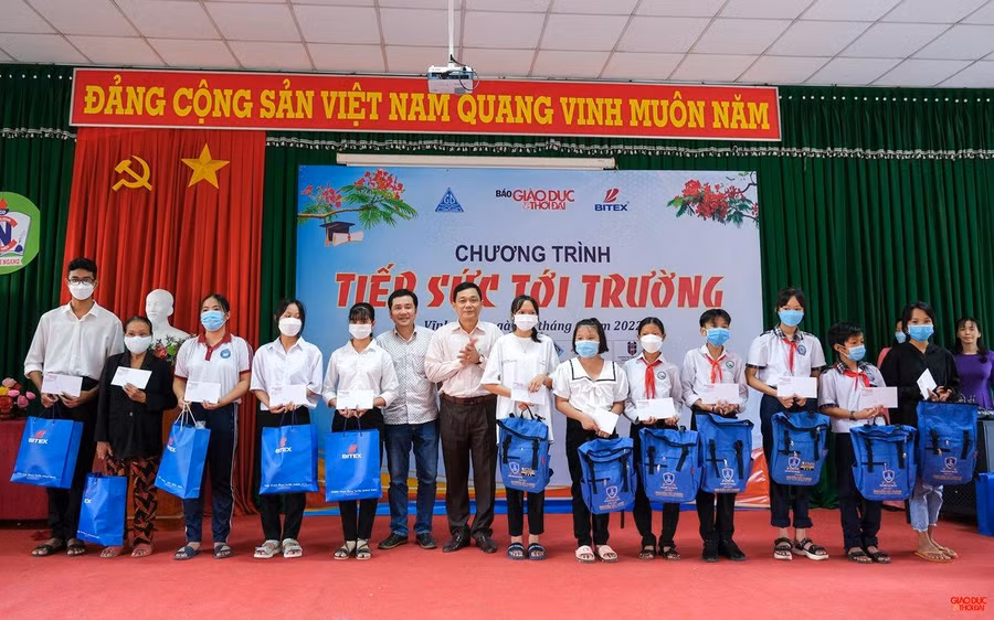 Đại diện Báo GD&amp;TĐ cùng Sở GD&amp;ĐT Vĩnh Long trao quà cho học sinh.