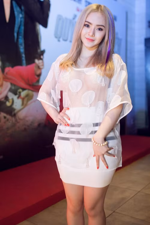 Em gái Angela Phương Trinh diện áo xuyên thấu đi xem phim - 4