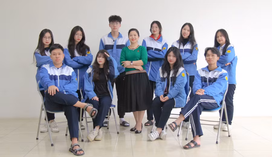 Nguyễn Thị Thủy Tiên (thứ 2 từ phải sang, hàng thứ nhất) cùng đội tuyển học sinh giỏi quốc gia môn Địa lý Trường THPT chuyên Lào Cai. Ảnh: NVCC Nguyễn Thị Thủy Tiên (thứ 2 từ phải sang, hàng thứ nhất) cùng đội tuyển học sinh giỏi quốc gia môn Địa lý Trường THPT chuyên Lào Cai. Ảnh: NVCC