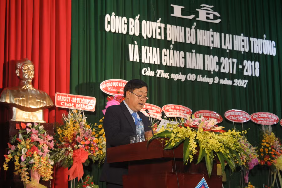 PGS.TS Hà Thanh Toàn - Hiệu trưởng Trường ĐH Cần Thơ phát biểu tại buổi lễ PGS.TS Hà Thanh Toàn - Hiệu trưởng Trường ĐH Cần Thơ phát biểu tại buổi lễ