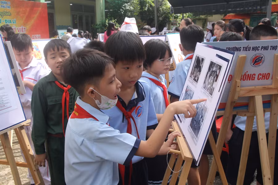 Học sinh Trường Tiểu học Phú Thọ (Quận 11, TPHCM) tìm hiểu “Góc Lịch sử - Địa lý” tại trường.