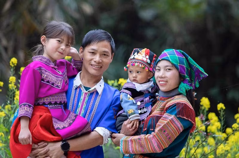 Vàng Seo Chô bên gia đình. Ảnh: NVCC - Đức Trí