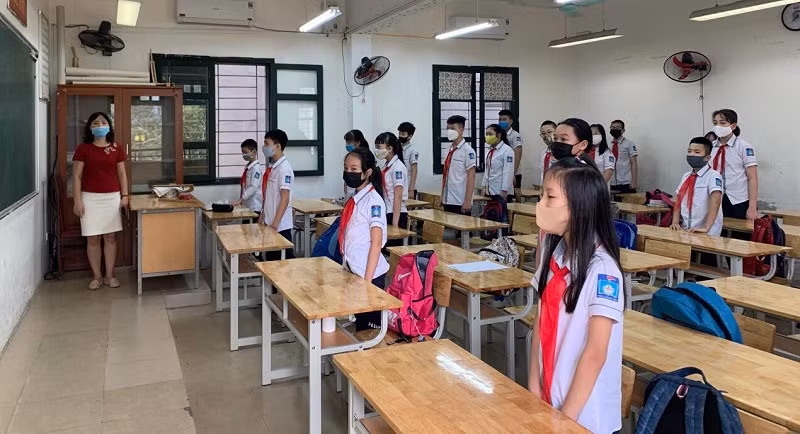 Học sinh Trường THCS Lương Yên (Hai Bà Trưng, Hà Nội) chào cờ trong lớp để đảm bảo thích ứng trong tình hình mới. Ảnh: NTCC