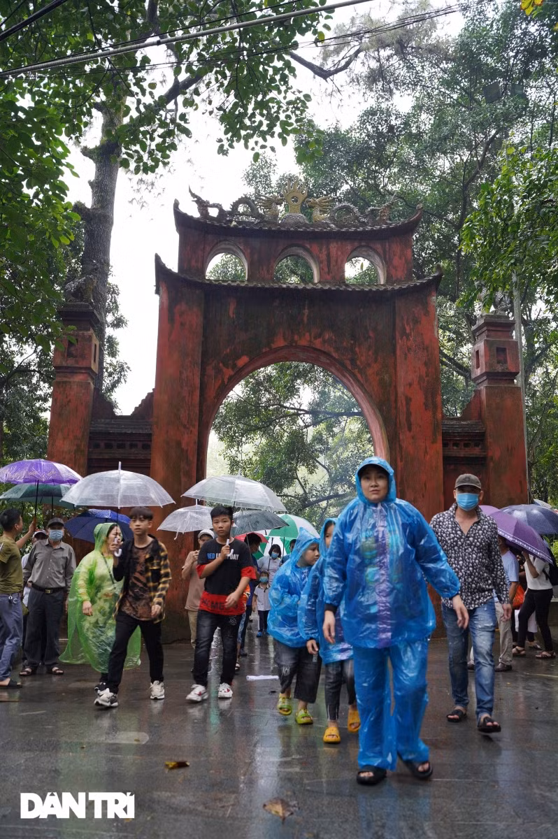 Hàng nghìn du khách "đội mưa" đi lễ đền Hùng dù chưa tới ngày khai hội ảnh 3