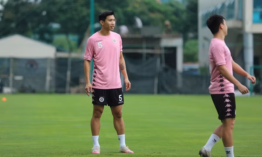 Văn Hậu cũng đang chấn thương nên không thể cùng Hà Nội FC tiếp đội khách đến từ Thành phố mang tên Bác.