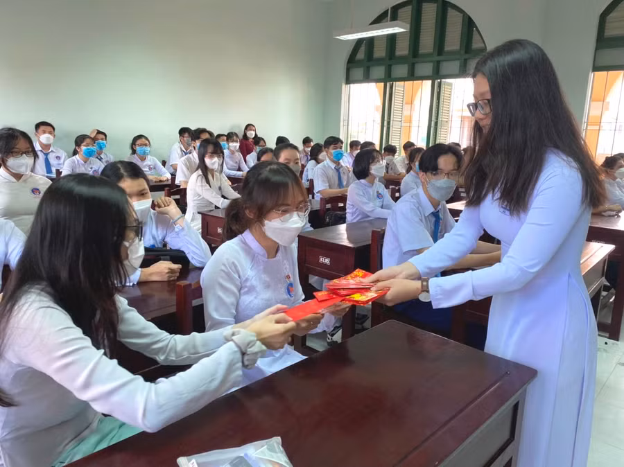 Những phần quà lì xì nho nhỏ được Ban cán sự lớp gởi đến các bạn.