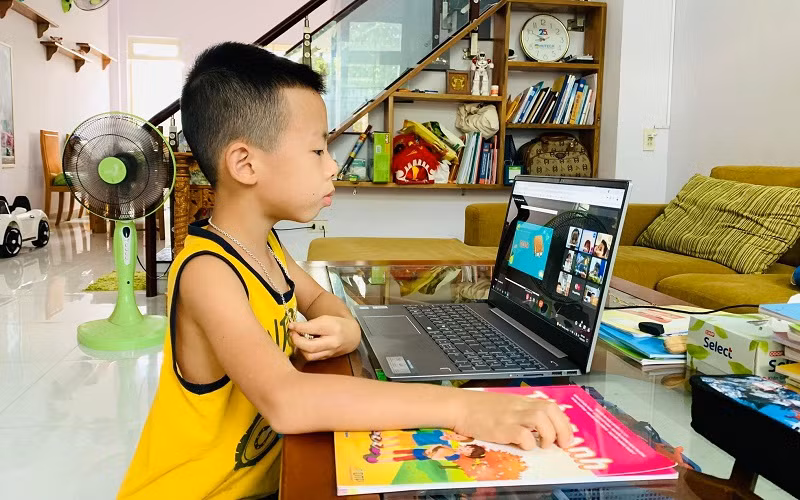 Học sinh lớp 1 ở TPHCM tiếp tục học trực tuyến. Ảnh: AT