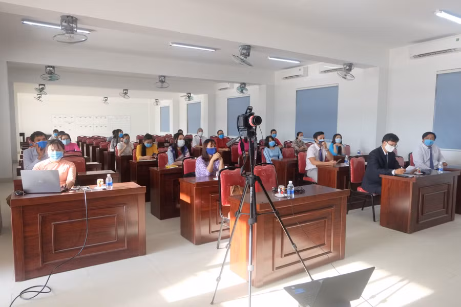 Buổi khai giảng trực tuyến của thầy cô trường THPT Nguyễn Văn Thoại.