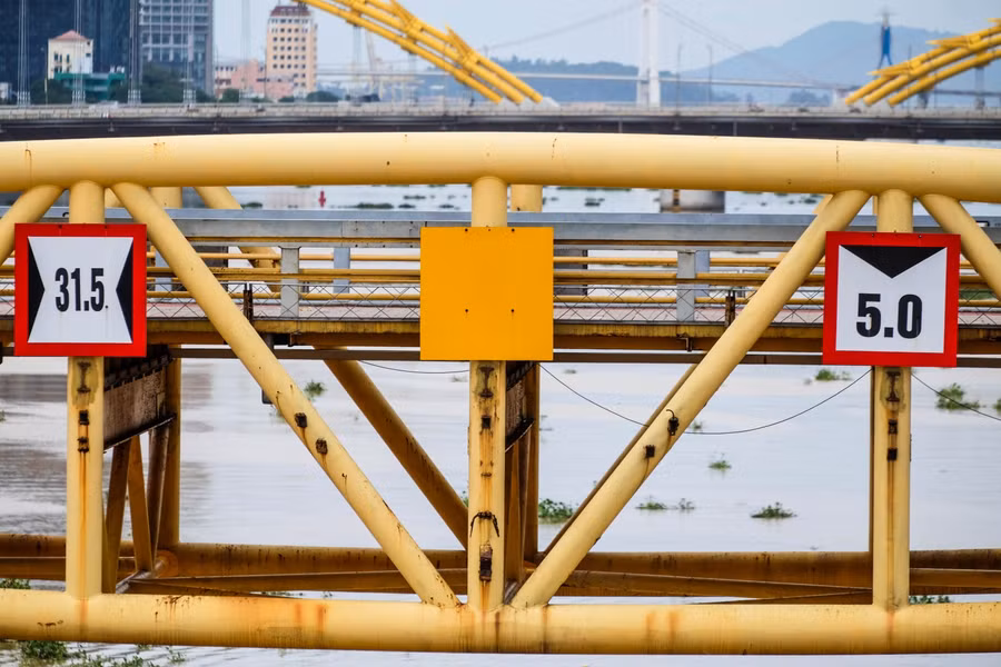 Biển báo được gắn trên cầu Nguyễn Văn Trỗi.