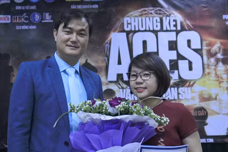 Hồng Nhung chụp hình kỉ niệm với giám khảo Ông Lại Mạnh Quân - Ủy viên HĐQT, Tổng giám đốc Công ty bảo hiểm Lanexang tại Lào