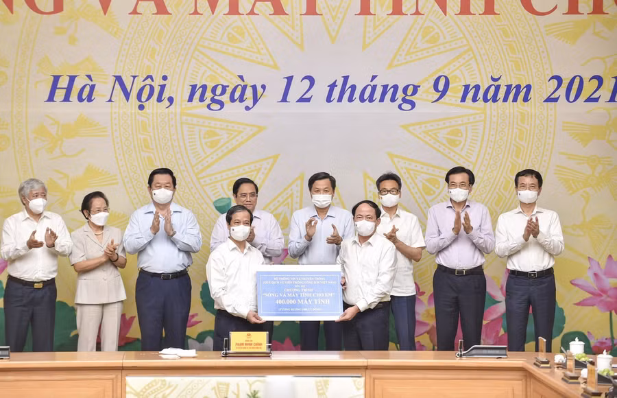 Bộ trưởng Nguyễn Kim Sơn thay mặt ngành Giáo dục nhận hỗ trợ từ Quỹ dịch vụ viễn thông công ích Việt Nam (Bộ Thông tin và Truyền thông) cho Chương trình "Sóng và máy tính cho em".