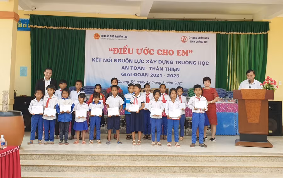 Đoàn công tác Bộ GD&amp;ĐT trao những suất quà cho các em có hoàn cảnh khó khăn.