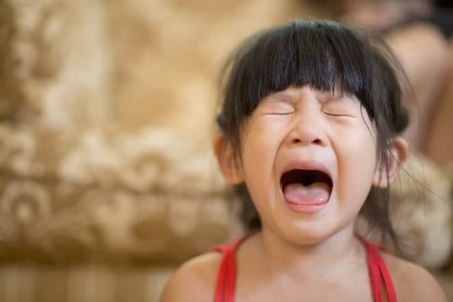 Nhiều trẻ quấy khóc và cáu bẳn khi tới nơi công cộng. Ảnh minh họa.