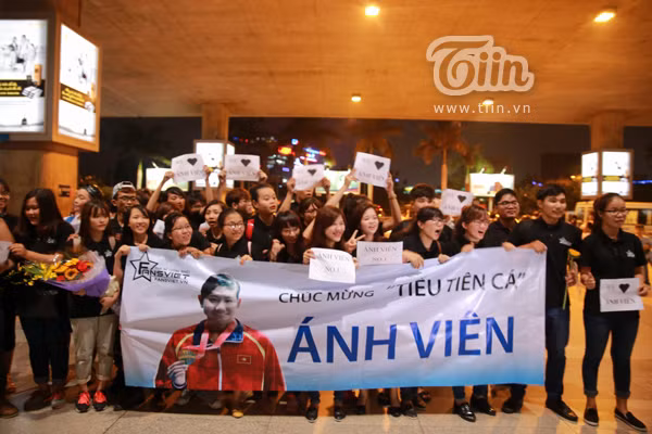 Người hâm mộ đứng chật kín sân bay chờ Ánh Viên trở về