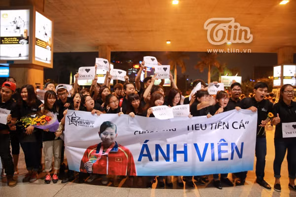 Người hâm mộ đứng chật kín sân bay chờ Ánh Viên trở về