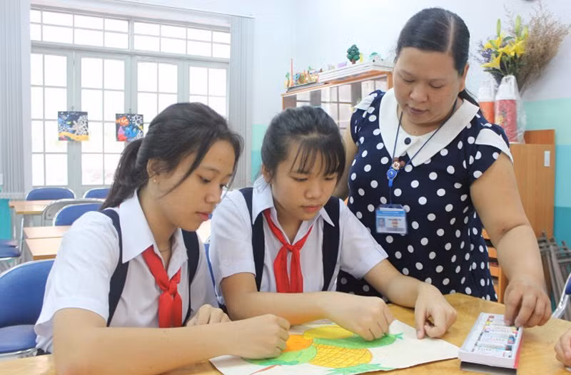 Học sinh Trường THCS Lý Thánh Tông (Quận 8, TPHCM) học mỹ thuật. 