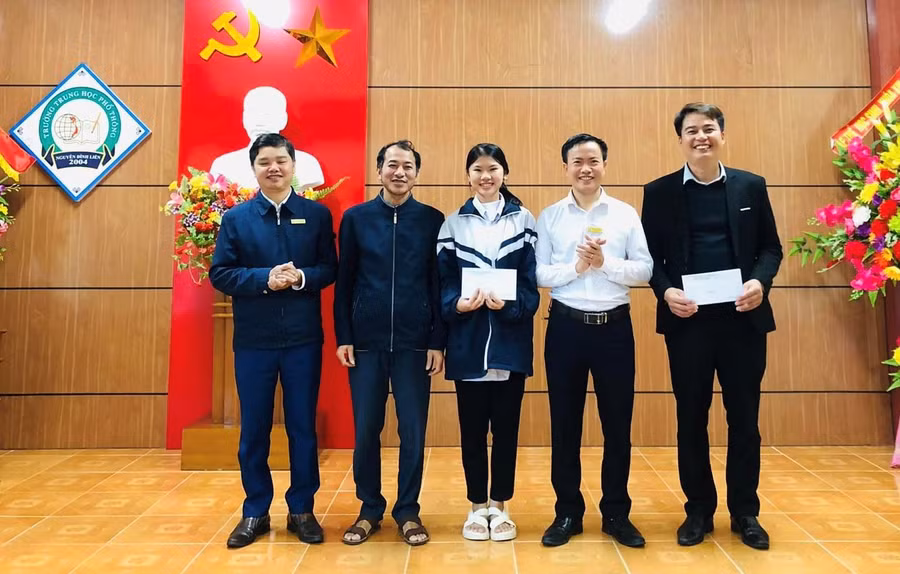 Trường THPT Nguyễn Đình Liễn chúc mừng, khen thưởng em Nguyễn Minh Thư vì giành giải cao trong Cuộc thi “Tuổi trẻ học tập và làm theo tư tưởng, đạo đức, phong cách Hồ Chí Minh” năm 2022. Trường THPT Nguyễn Đình Liễn chúc mừng, khen thưởng em Nguyễn Minh Thư vì giành giải cao trong Cuộc thi “Tuổi trẻ học tập và làm theo tư tưởng, đạo đức, phong cách Hồ Chí Minh” năm 2022.