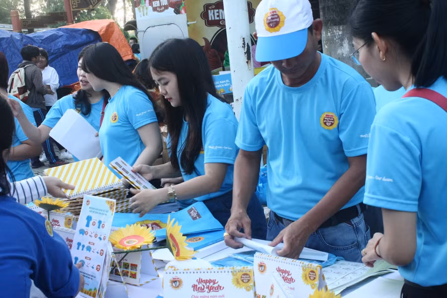 Các tình nguyện viên bán các sản phẩm gây quỹ tại ngày hội Các tình nguyện viên bán các sản phẩm gây quỹ tại ngày hội