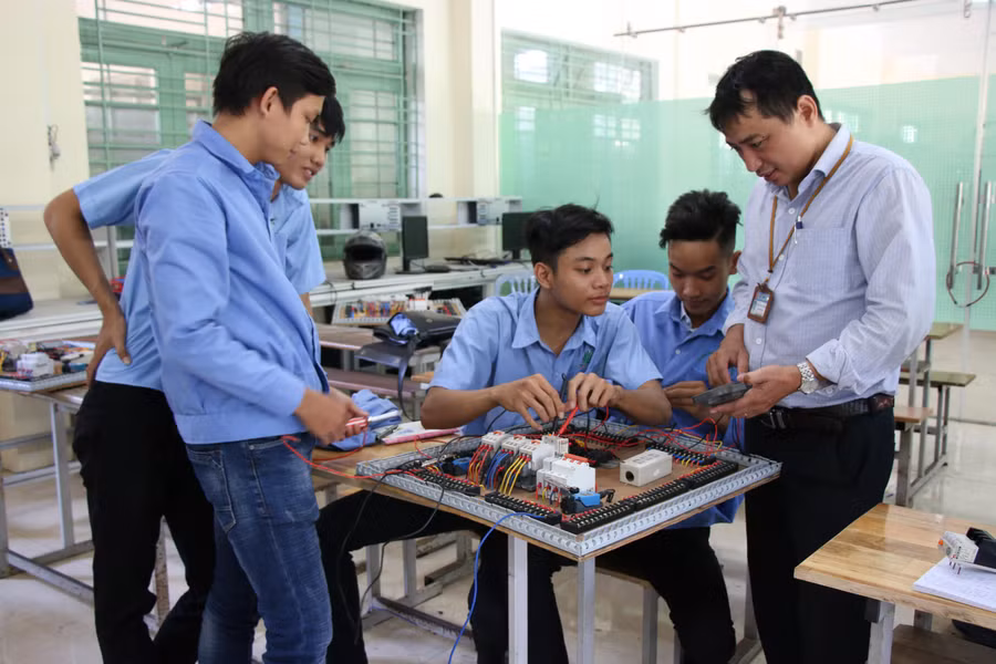 Ngành điện tử công nghiệp luôn có nhu cầu tuyển dụng cao từ các doanh nghiệp
