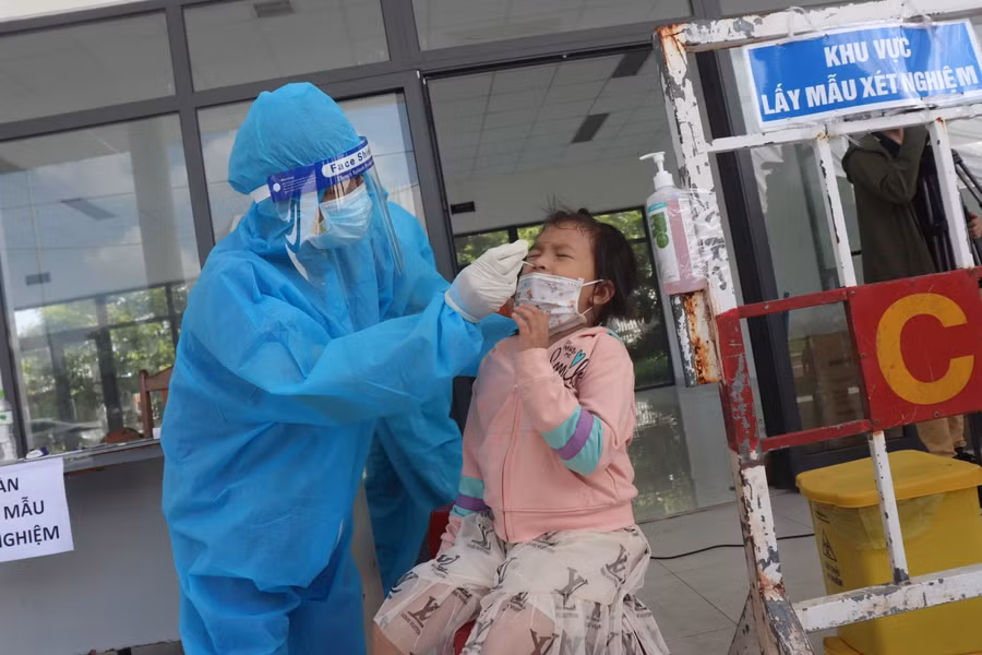 Một học sinh được test nhanh tại chốt kiểm dịch đường Trần Đại Nghĩa vào sáng ngày 29/9 trước khi vào thành phố 