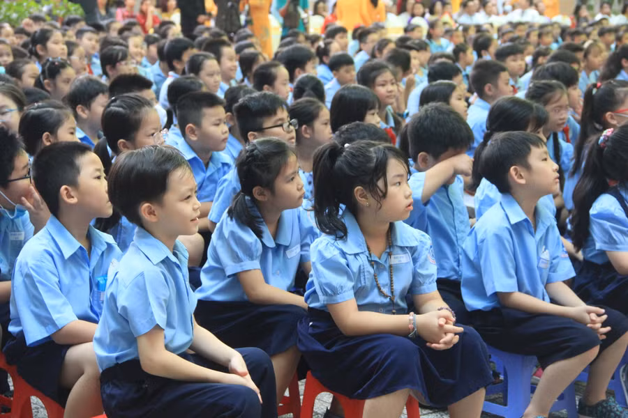 Học sinh chăm chú theo dõi chương trình văn nghệ