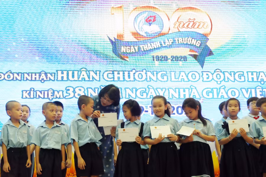 Phó Chủ tịch nước Đặng Thị Ngọc Thịnh trao học bổng cho học sinh có hoàn cảnh khó khăn của nhà trường