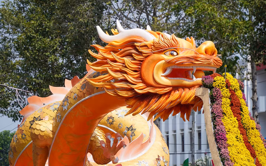 Linh vật rồng phun hoa ngay đầu đường hoa xuân của TP Cao Lãnh.