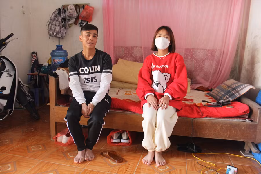 Ông H và con gái là nữ sinh L cung cấp thông tin cho phóng viên Báo Giáo dục và Thời đại.