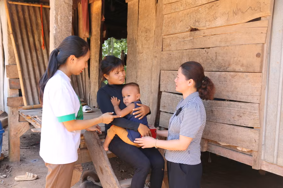 Giáo viên Trường Mầm non Thanh (xã Thanh, huyện Hướng Hóa) triển khai công tác huy động trẻ đến trường.