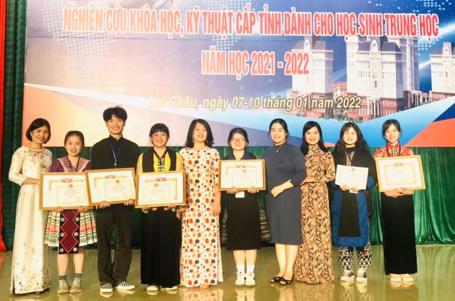 Học sinh Trường PTDTNT tỉnh Lai Châu đạt giải trong cuộc thi Khoa học kỹ thuật.