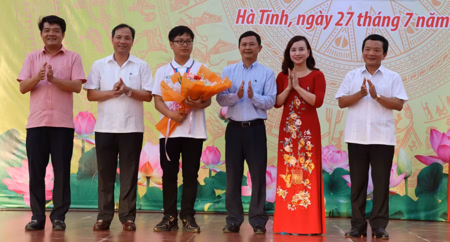 Lãnh đạo tỉnh và ngành GD-ĐT Hà Tĩnh tặng hoa chúc mừng thành tích của em Đinh Cao Sơn.