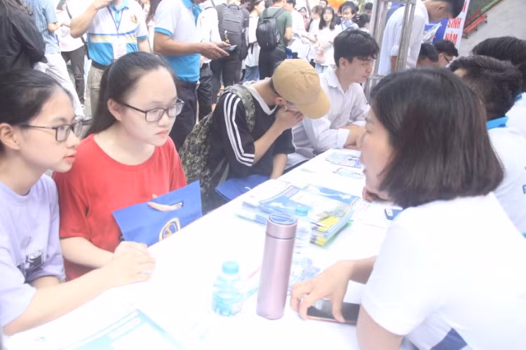 Thí sinh tham gia ngày hội tư vấn tuyển sinh hướng nghiệp năm 2020. Ảnh: Sỹ Điền