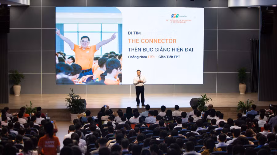 Ông Hoàng Nam Tiến - Phó Chủ tịch Hội đồng trường Trường ĐH FPT chia sẻ về xu hướng của AI & ChatGPT cũng như các tác động đến giáo dục trong kỷ nguyên số. Ông Hoàng Nam Tiến - Phó Chủ tịch Hội đồng trường Trường ĐH FPT chia sẻ về xu hướng của AI & ChatGPT cũng như các tác động đến giáo dục trong kỷ nguyên số.