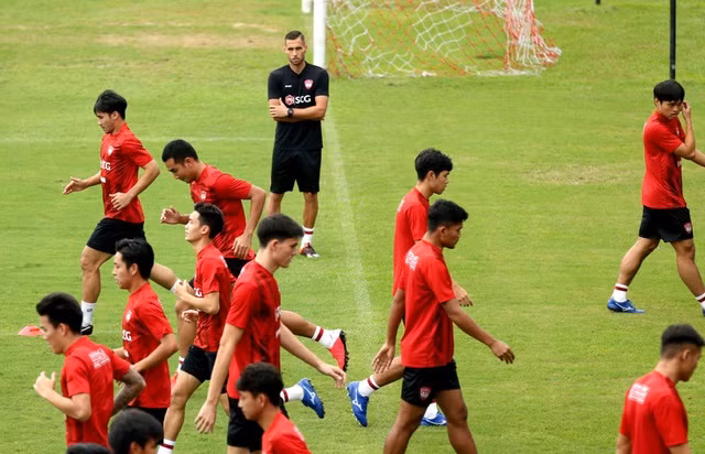 Nhà cầm quân người Macedonia có buổi chỉ đạo đầu tiên trên sân tập Muangthong chiều 19/10.
