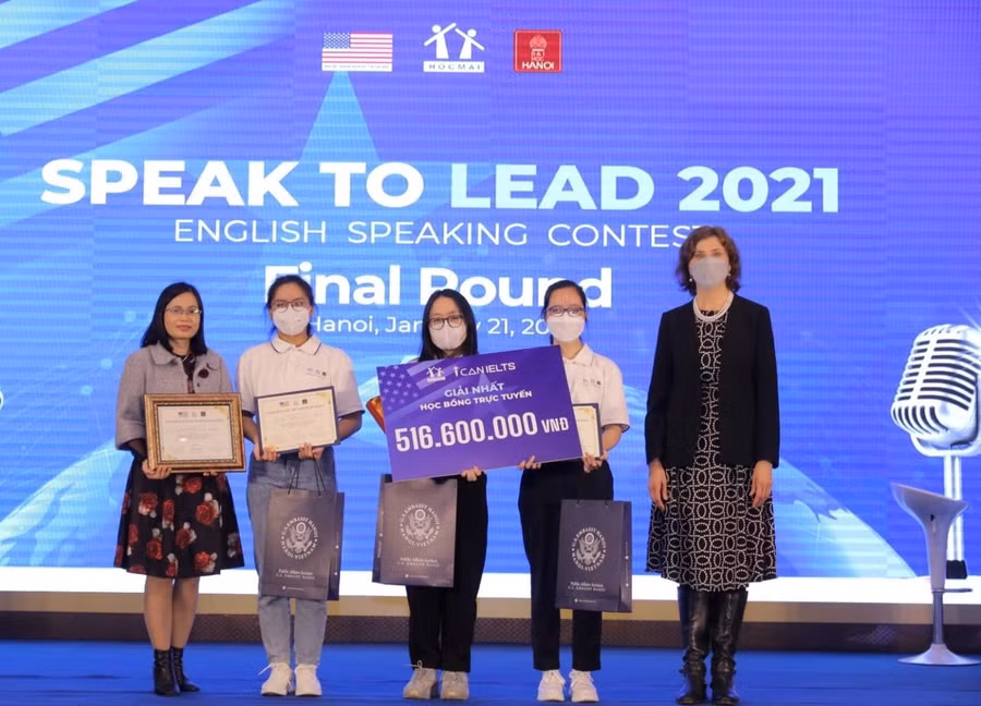 Trao giải cho các đội thi giành chiến thắng tại Speak to Lead mùa 2.