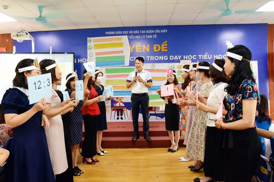 PGS.TS Phó Đức Hòa tập huấn về phương pháp học thông qua chơi cho cán bộ quản lý, giáo viên 25 trường trên địa bàn quận Cầu Giấy, Hà Nội.