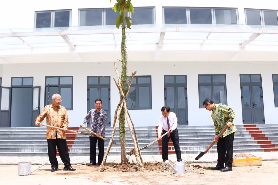 Đoàn Đại sứ Indonesia tại Việt Nam cùng Ban Giám hiệu Trường ĐH Kiên Giang trồng cây lưu niệm. Đoàn Đại sứ Indonesia tại Việt Nam cùng Ban Giám hiệu Trường ĐH Kiên Giang trồng cây lưu niệm.