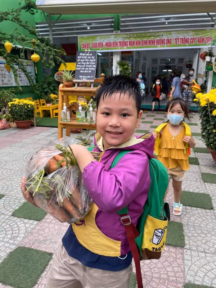 Hơi "khệ nệ" một chút, nhưng chúng mình rất vui khi đã góp phần giải cứu nông sản cho các bác nông dân vùng dịch