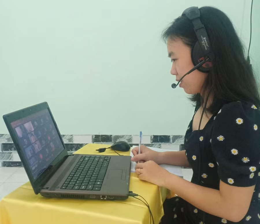 ThS Nguyễn Kim Phước - khoa Tài nguyên môi trường trong giờ dạy trực tuyến đầu năm học mới.