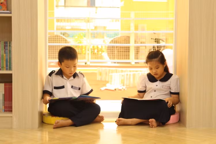  Học sinh Trường Tiểu học Nguyễn Bỉnh Khiêm (Quận 1) đọc sách trong thư viện. Ảnh: Tuấn Anh