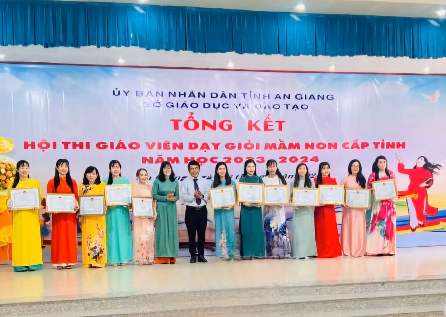 Trao khen thưởng cho giáo viên mầm non dạy giỏi cấp tỉnh năm học 2023 - 2024. Trao khen thưởng cho giáo viên mầm non dạy giỏi cấp tỉnh năm học 2023 - 2024.